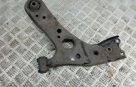 Toyota Avensis T270 Front lower control arm/wishbone