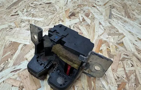 Tailgate/trunk/boot lock/catch/latch