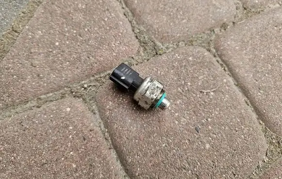 Opel Vivaro Air conditioning (A/C) pressure sensor 921367866R