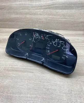 Volkswagen PASSAT B5 Speedometer (instrument cluster) 3B0920822A