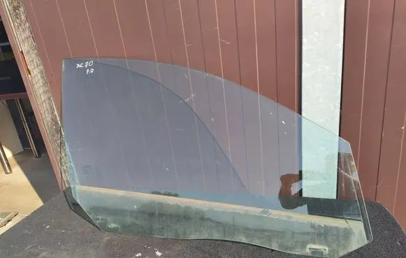 Volvo XC70 Front door window glass four-door AS2