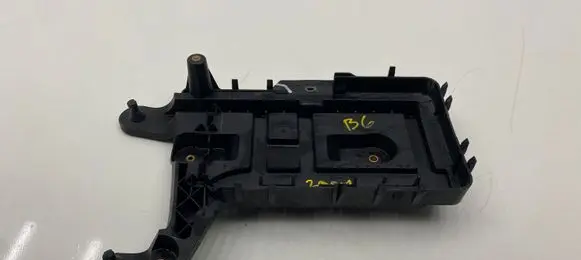 Volkswagen PASSAT B6 Battery tray 1K0915333C