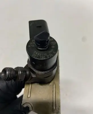 Audi A8 S8 D2 4D Fuel injector 057130276G