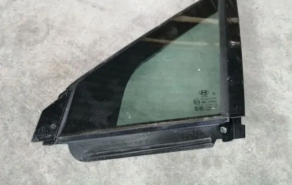 Hyundai Santa Fe Front door vent window glass four-door 82270S1000 43R019702