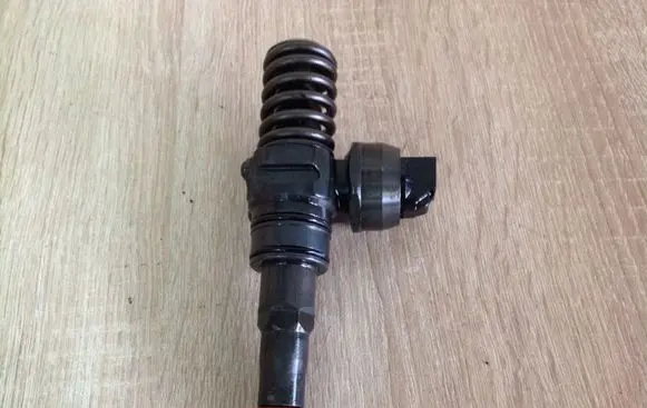 Volkswagen Golf V Fuel injector 038130073AG