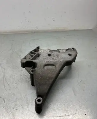 Engine mounting bracket