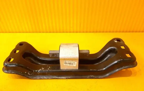 Gearbox mounting bracket