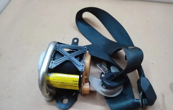 Toyota Avensis T250 Front seatbelt