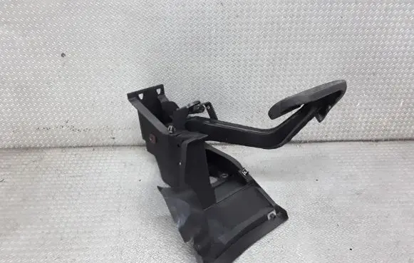 Mercedes-Benz C W203 Brake pedal A2032900401