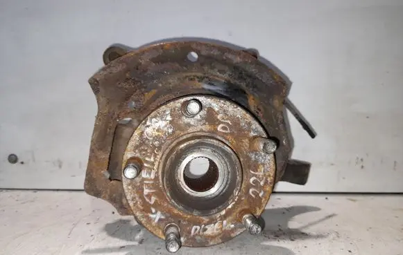Nissan X-Trail T30 Front wheel hub