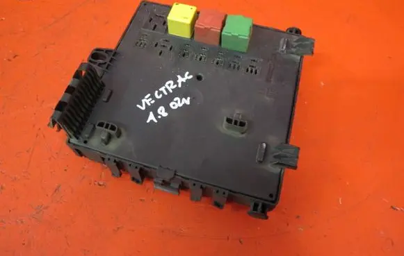 Opel Vectra C Fuse module 13125485