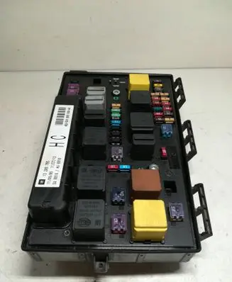 Opel Astra H Fuse module 13206755