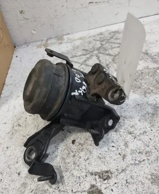 Toyota Avensis T250 Engine mount bracket