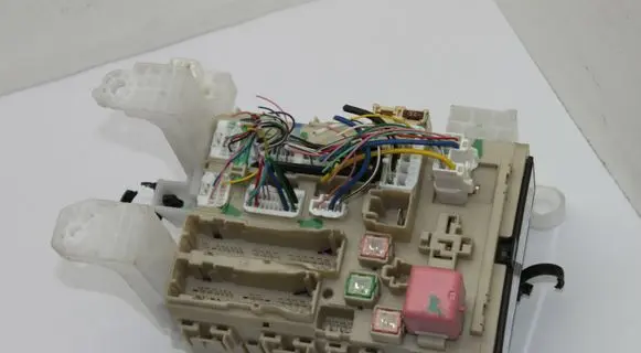 Toyota Avensis T270 Fuse module 8273005680