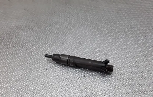 Audi A6 S6 C4 4A Fuel injector 046130201B
