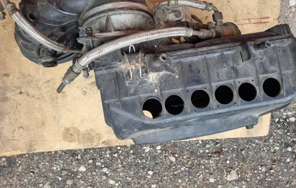 Audi 80 90 S2 B4 Fuel distributor 0438101029