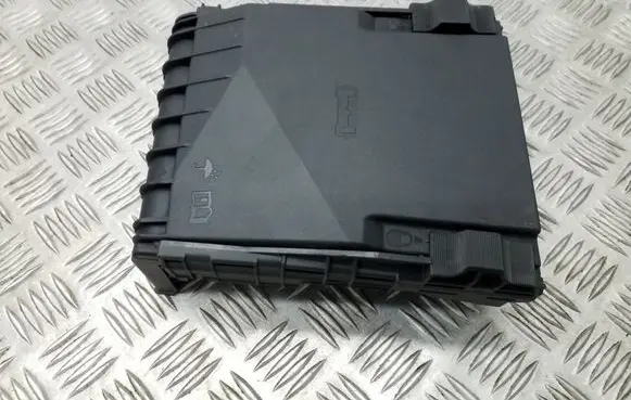 Volkswagen PASSAT B7 Fuse box set 3C0937125 1K0937132F
