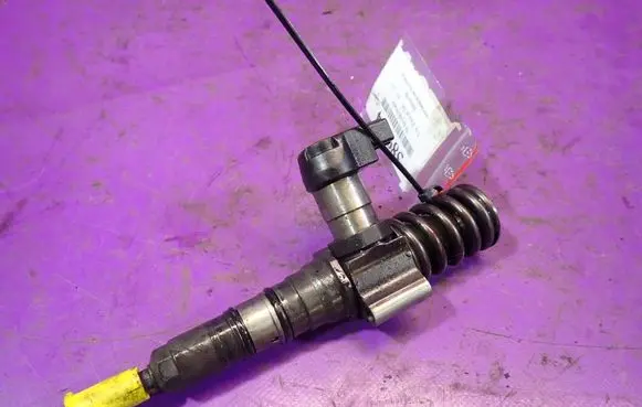 Volkswagen PASSAT B6 Fuel injector 