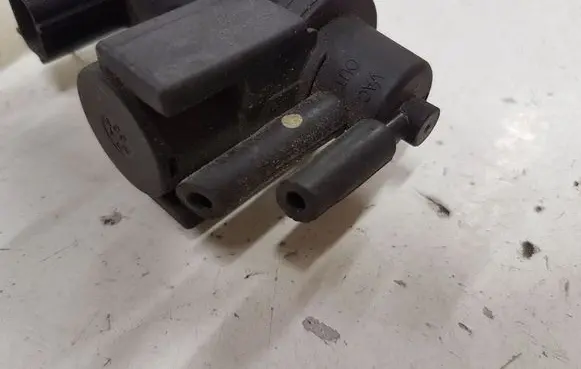 Toyota RAV 4 (XA30) Vacuum valve 258190R011