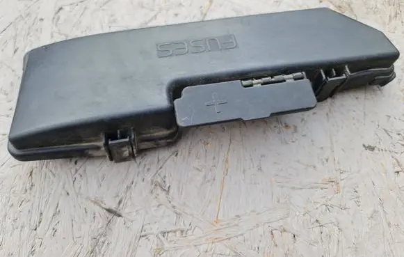 Volvo V70 Fuse box cover 9494211