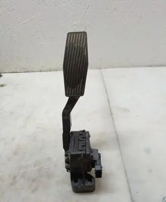 Accelerator throttle pedal