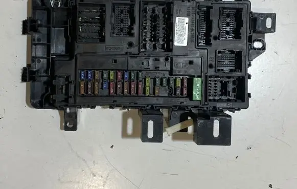 Ford Mustang VI Fuse module FR3T15604