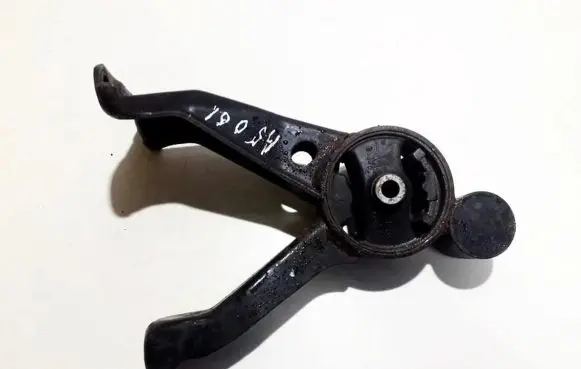 Mitsubishi Grandis Engine mount bracket mr594384