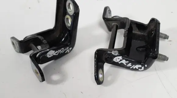 Nissan X-Trail T32 Rear door lower hinge