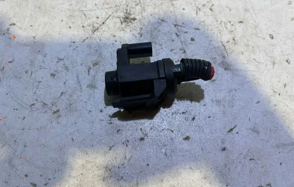 BMW 4 G22 G23 G24 G26 Vacuum valve 70478502 21T055 8570591