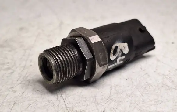 BMW X5 E53 Fuel pressure sensor 0281002475 13537812345