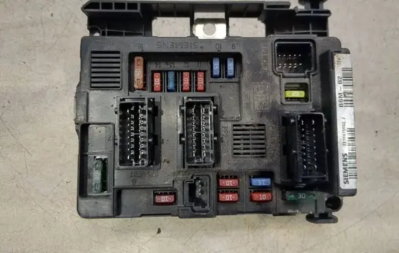 Citroen Berlingo Fuse module T118470002J 9650618580