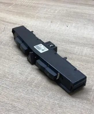 Opel Astra H Hazard light switch 13100109