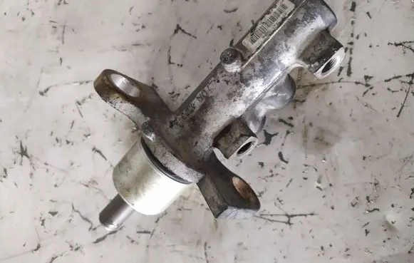 Volkswagen PASSAT B5 Master brake cylinder