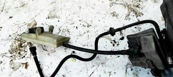 Brake fluid reservoir