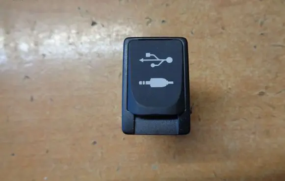 Toyota Yaris USB socket connector 861900D030