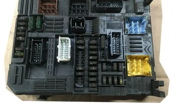 Opel Grandland X Fuse module 9819855580
