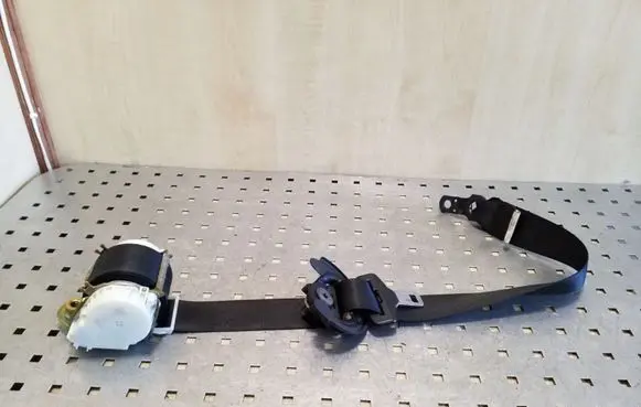 BMW X3 E83 Front seatbelt 33005895