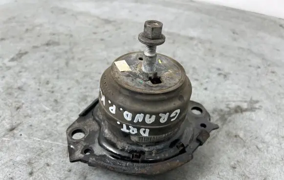 Jeep Grand Cherokee Engine mount bracket