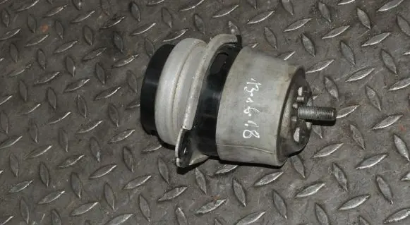 Audi Q7 4L Engine mount bracket 7L8199131A