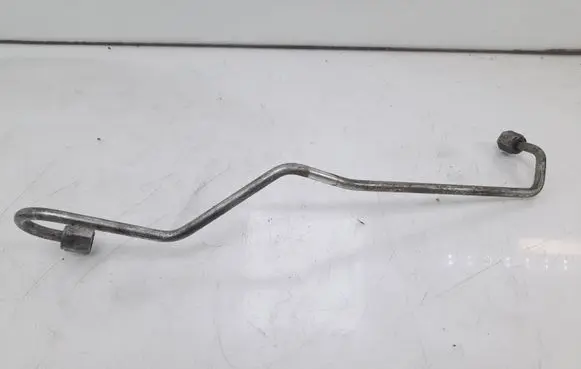 Toyota Avensis T250 Fuel injector supply line/pipe 