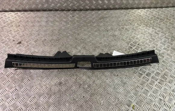 Trunk/boot sill cover protection