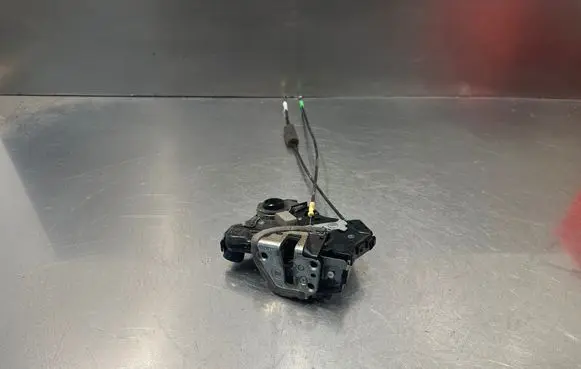 Suzuki Grand Vitara II Front door lock 260111819