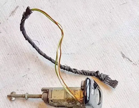 Mercedes-Benz E W210 Front door lock (next to the handle) 0295455528