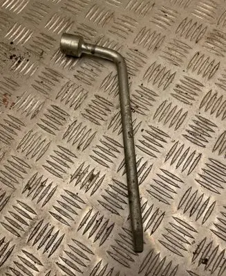 Suzuki Grand Vitara I Wheel nut wrench 