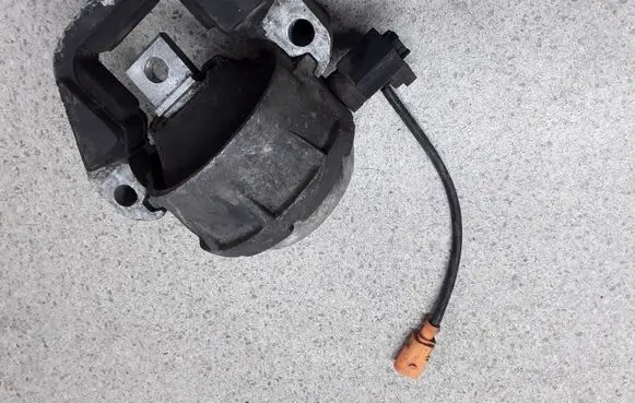 Audi A7 S7 4G Engine mount bracket W18416 AV2GB