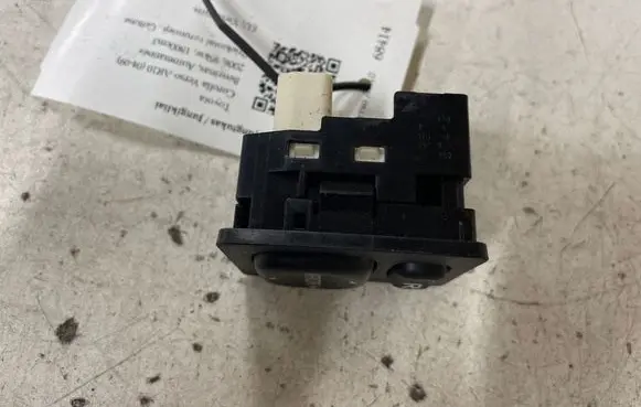 Toyota Corolla Verso AR10 Wing mirror switch 769746