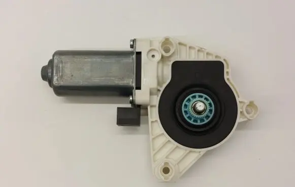 Volkswagen PASSAT B8 Front door window regulator motor 5Q4959802B
