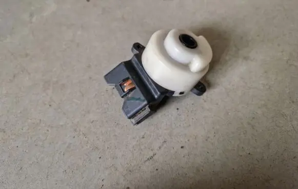 Mitsubishi L200 Ignition lock contact 
