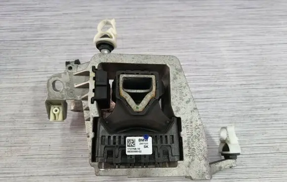 Mini Cooper Countryman F60 Engine mount vacuum valve 8835568 22118835568