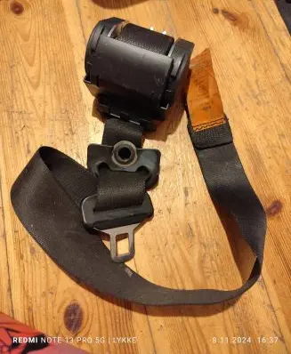 BMW 5 E39 Front seatbelt 8198571 566175100